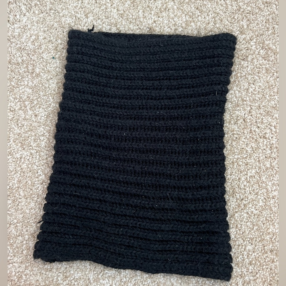 Black knit gater